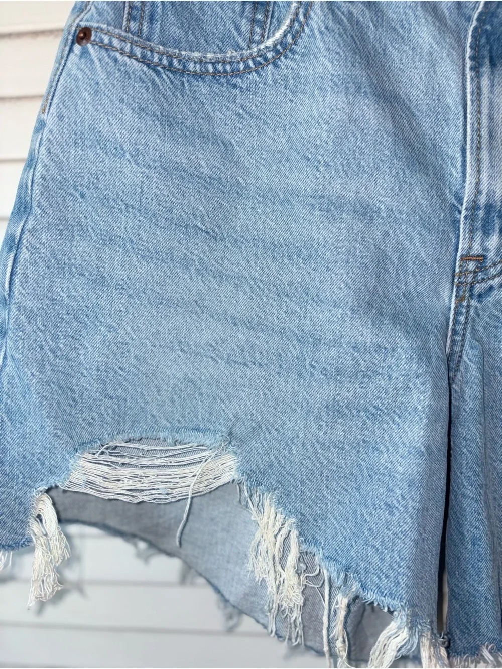 Abercrombie & Fitch The Loose Short High Rise Distressed Denim Shorts Size 27 - Picture 3 of 6